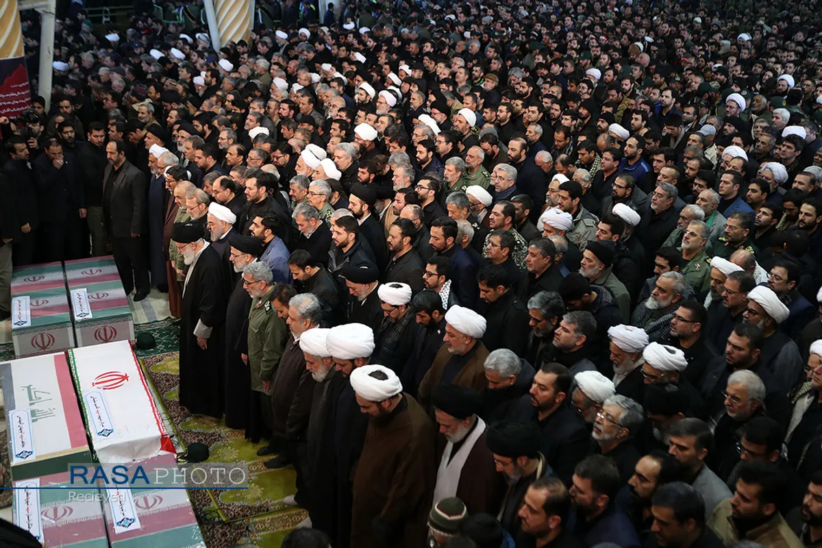 اقامه نماز توسط مقام معظم رهبری بر پیکر سپهبد شهید حاج قاسم سلیمانی و یارانش