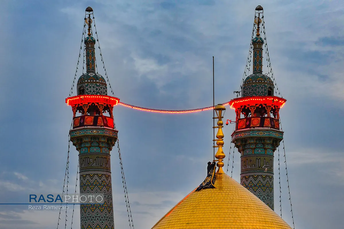 آیین تعویض پرچم حرم در شب وفات حضرت معصومه (سلام الله علیها)