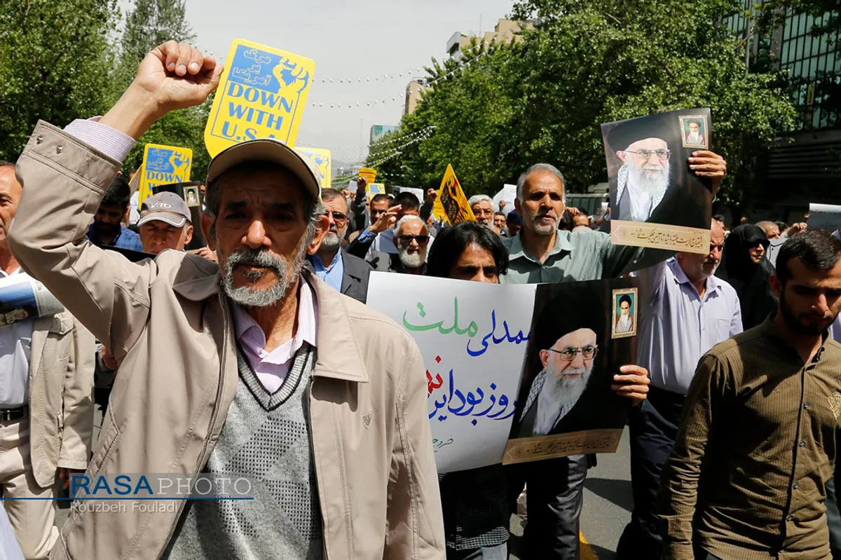 راهپیمایی نمازگزاران تهرانی در حمایت از بیانیه شورای عالی امنیت ملی&lrm;