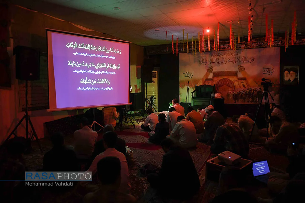 مناجات خوانی شب&zwnj;های ماه مبارک رمضان در هیئت محبین اهلبیت