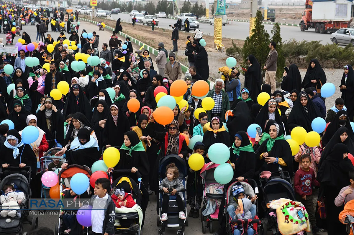 راهپیمایی کالسکه ای پدر و مادرها با عنوان "امید آینده"