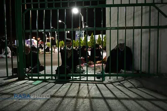 احیا شب قدر پشت در&zwnj;های بسته مسجد مقدس جمکران
