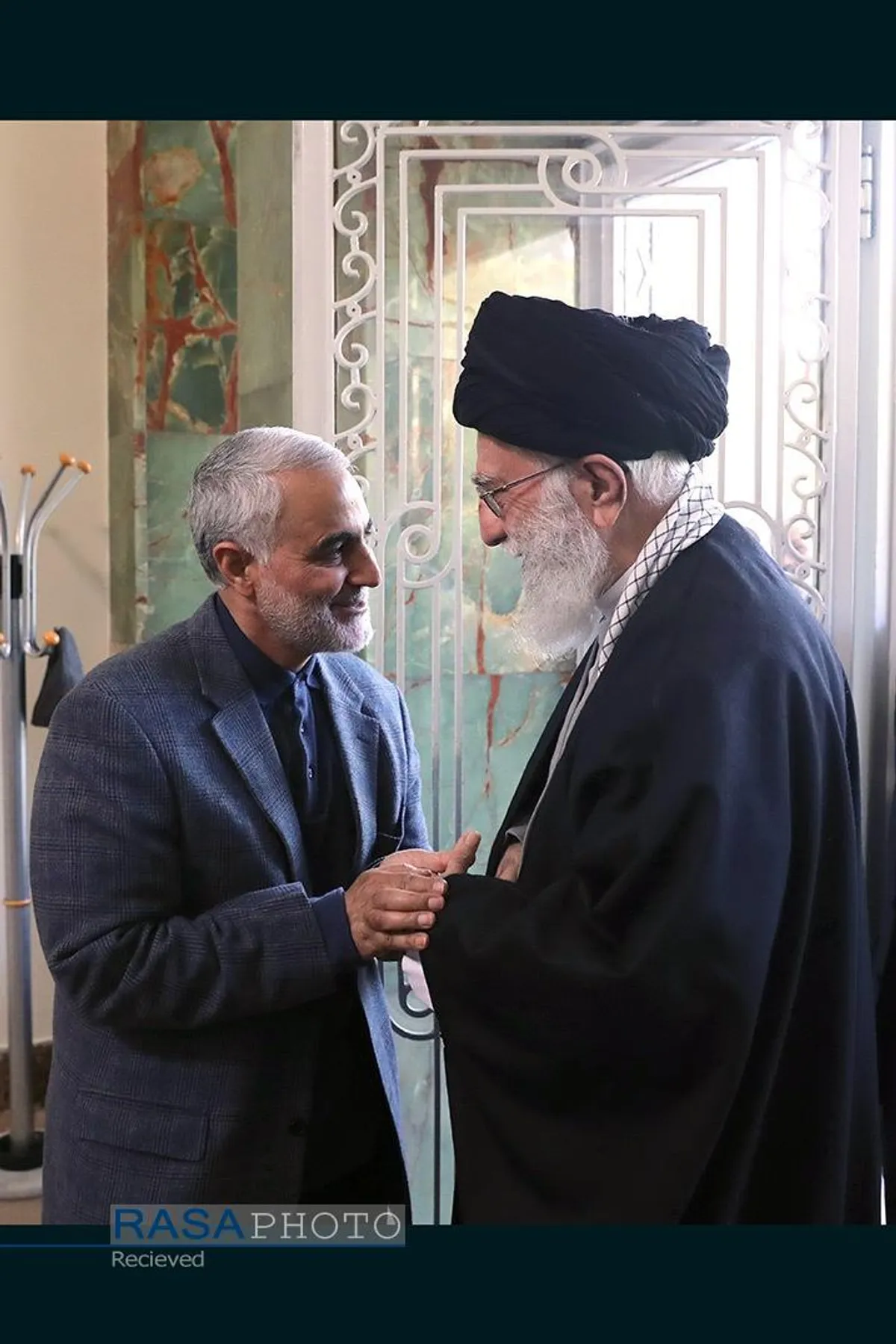 مجموعه&zwnj;ای از عکس&zwnj;های سردار شهید حاج قاسم سلیمانی در کنار رهبر معظم انقلاب