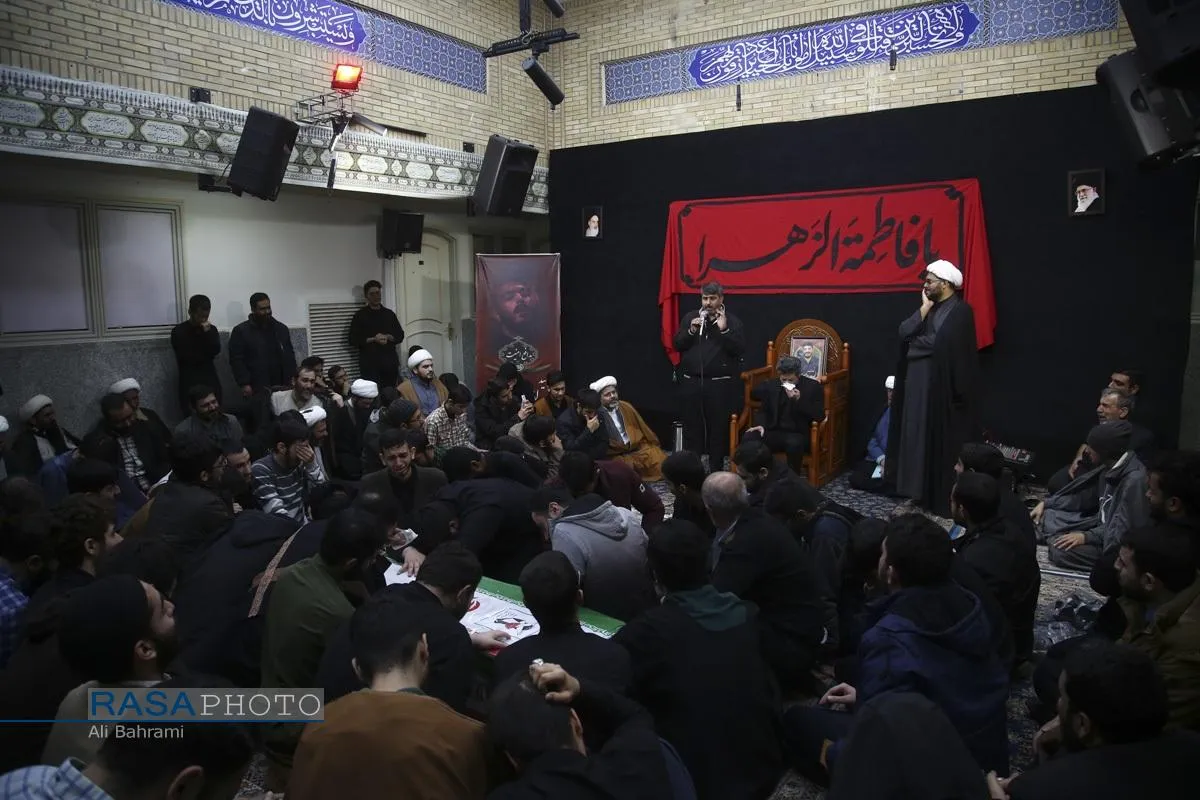 وداع با پیکر طلبه شهید در مدرسه علمیه امام حسین (ع) قم