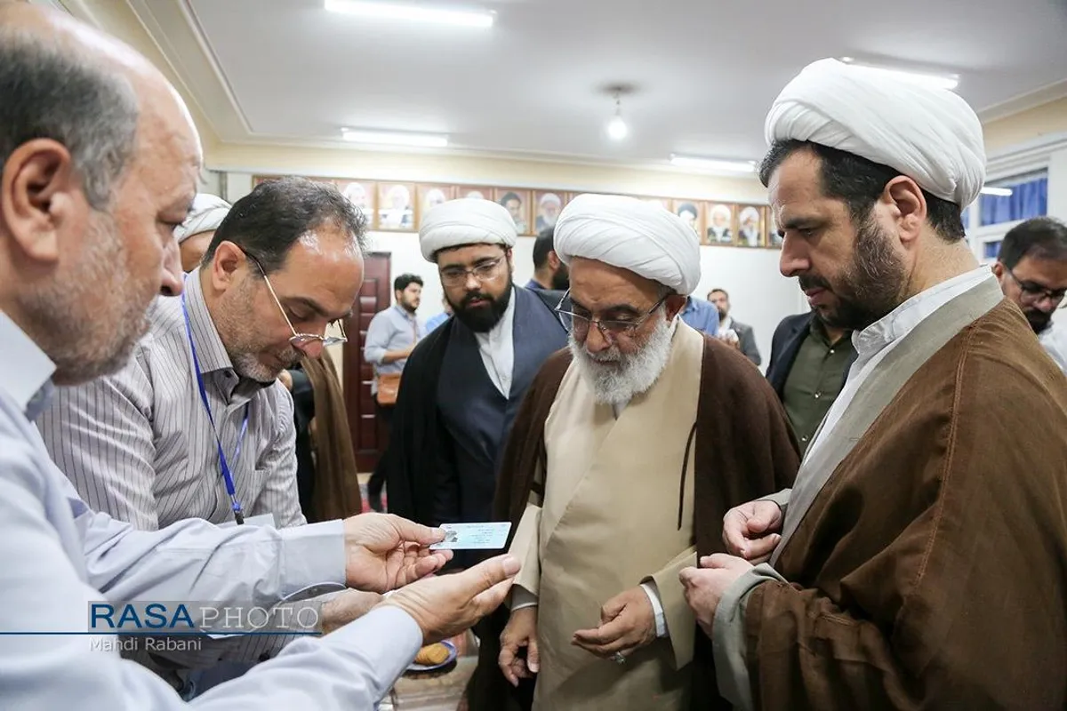 حضور آیت الله شب زنده&zwnj;دار در پای صندوق رای دومین دوره چهاردهمین انتخابات ریاست جمهوری