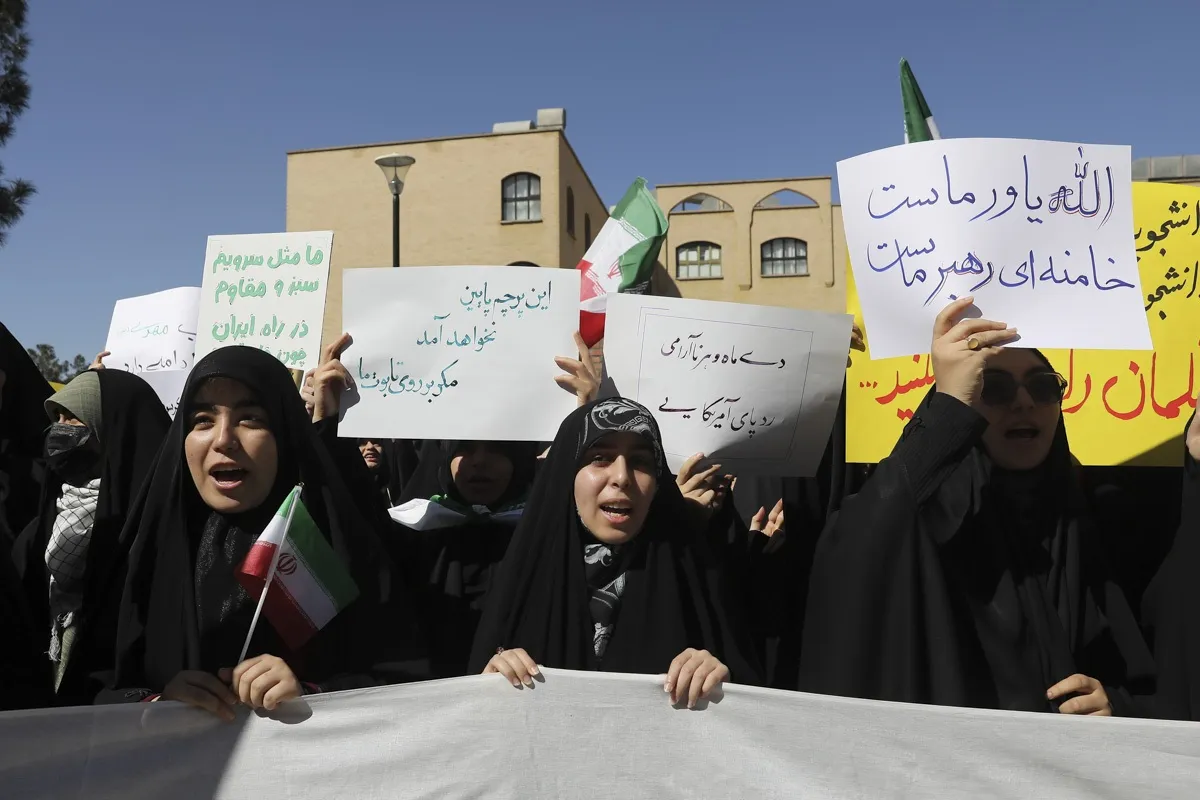 تجمع دانشجویان دانشگاه قم در محکومیت هتک حرمت پرچم جمهوری اسلامی ایران و مقدسات