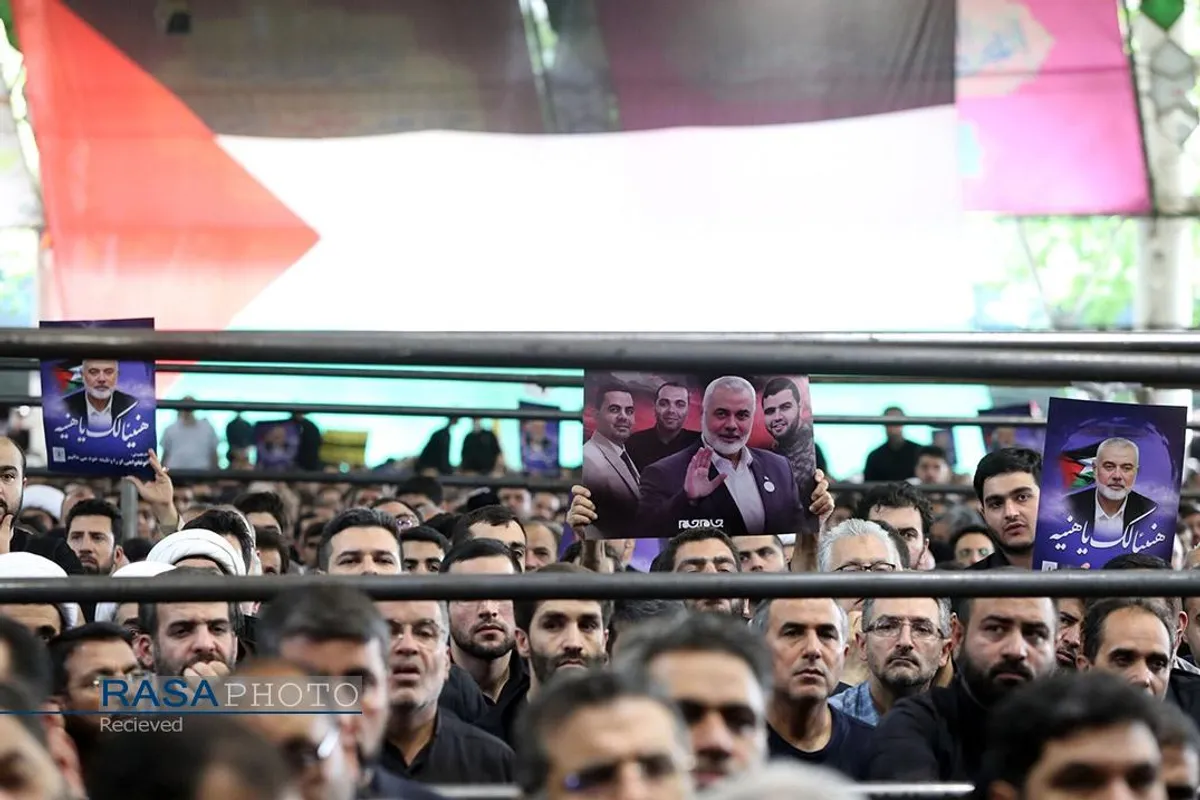 اقامه نماز توسط رهبر معظم انقلاب بر پیکر شهید اسماعیل هنیه