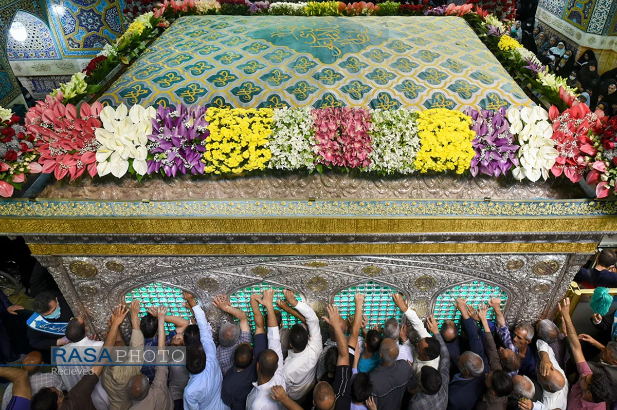 گل&zwnj;آرایی ضریح مطهر روضوی ویژه ولادت حضرت امام رضا (علیه السلام)