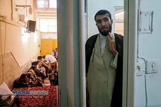 مراسم عمامه&zwnj;گذاری طلاب در بیوت مراجع تقلید در روز عید سعید غدیر