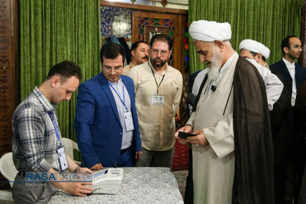 حضور حجت الاسلام والمسلمین عابدینی نماینده ولی فقیه در استان قزوین در پای صندوق رای دومین دوره چهاردهمین انتخابات ریاست جمهوری