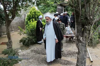 آیت الله توکل نماینده مردم مازندران در مجلس خبرگان رهبری، حجت الاسلام حسن روحانی امام جمعه بابل، حجت الاسلام شکریان رئیس سازمان تبلیغات اسلامی با حضور در مناطق سیل زده مازندران از روند امداد رسانی به سیل زدگان بازدید کردند.