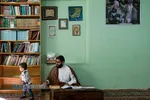 بعضی وقت ها در هنگام مطالعه مجبور به بازی با تنها فرزندش می شود