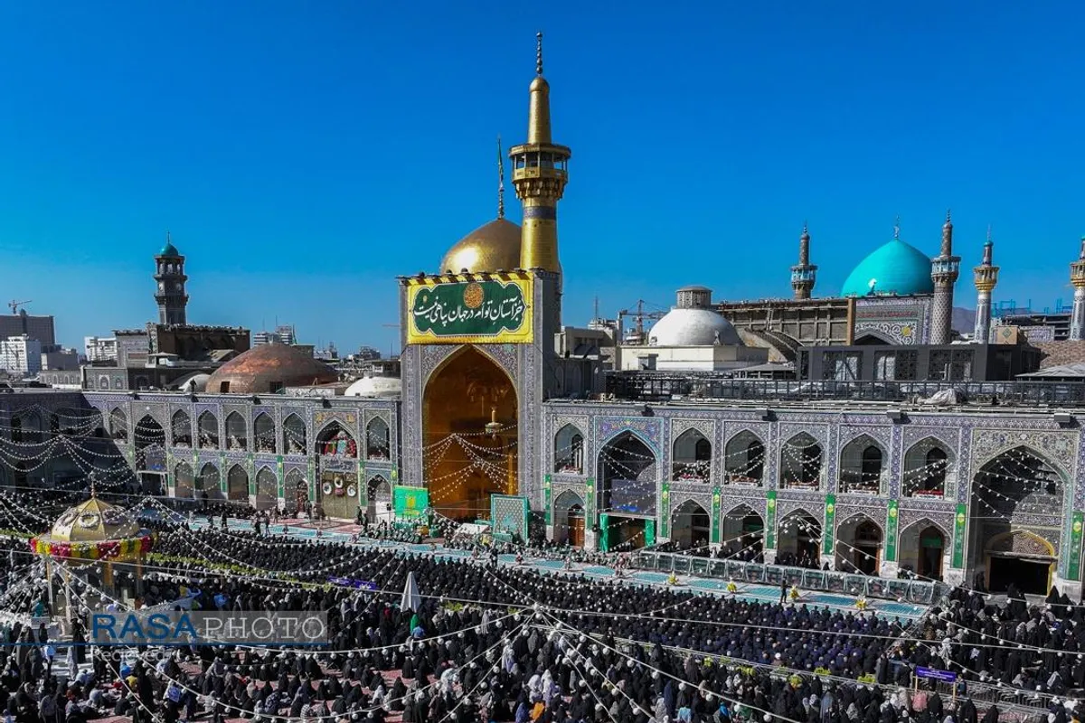 آیین تعویض پرچم گنبد منور رضوی در روز میلاد امام رئوف (ع)