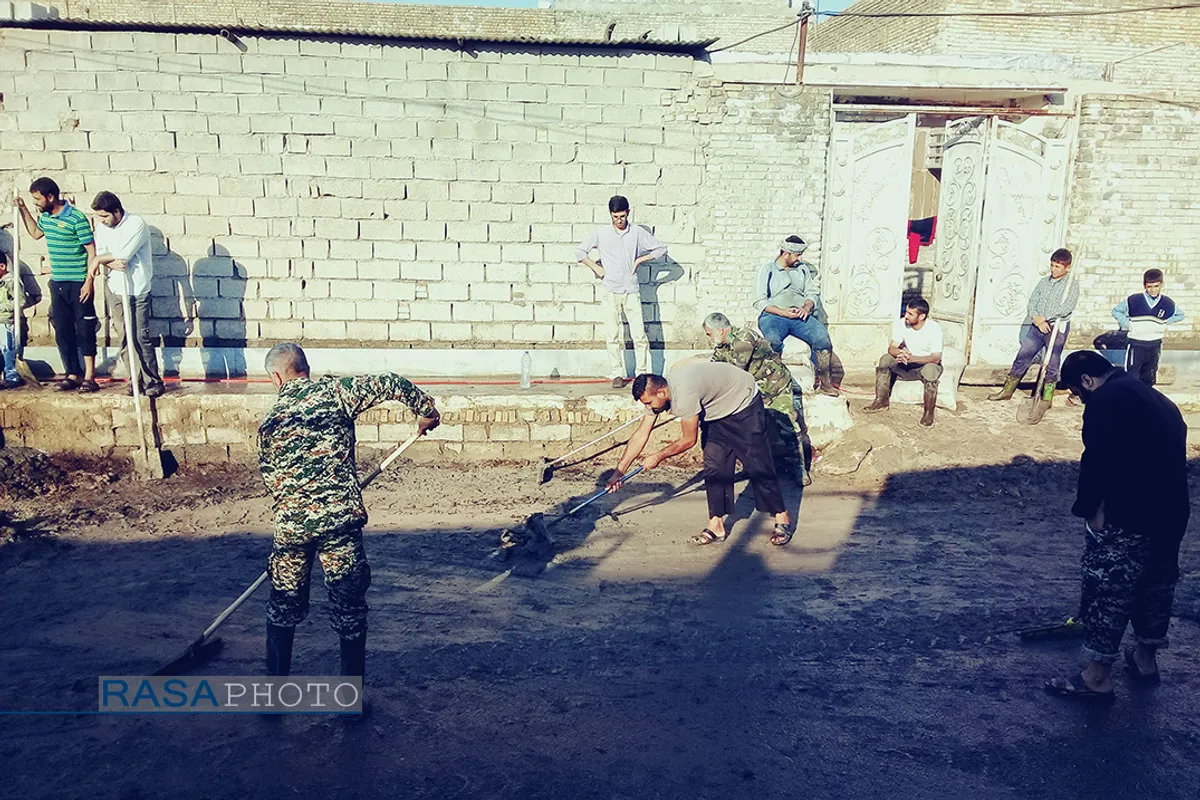 امداد رسانی طلاب اهواز به خانواده&zwnj;های آسیب دیده بارندگی اخیر