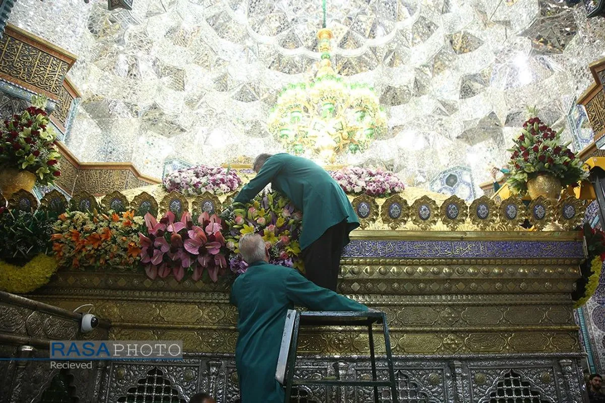 آیین گل آرایی ضریح مطهر کریمه اهل&zwnj;بیت(س) به مناسبت دهه کرامت