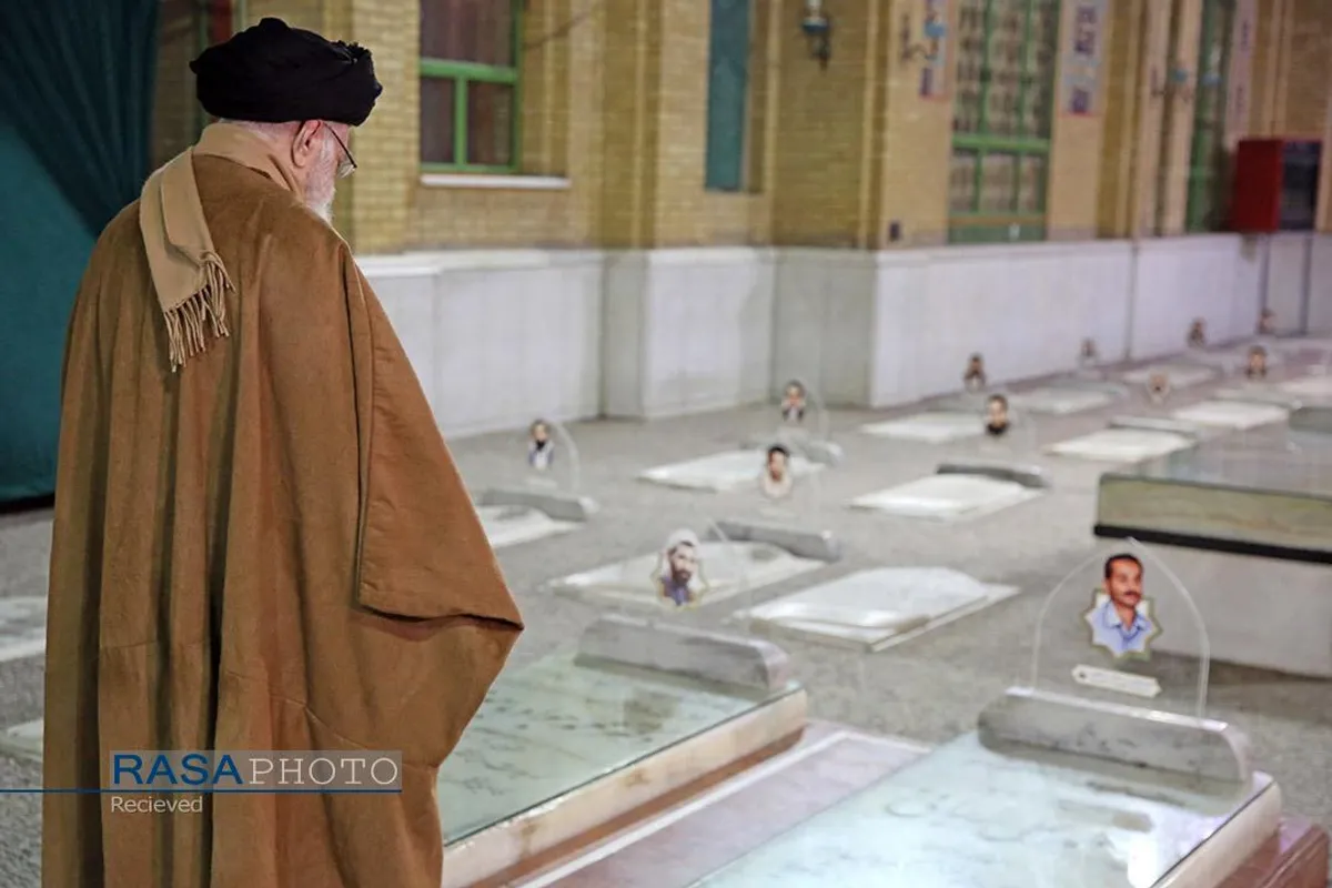 حضور مقام معظم رهبری در مرقد مطهر امام راحل (ره) و گلزار شهدای بهشت زهرا (سلام&zwnj;الله&zwnj;علیها)