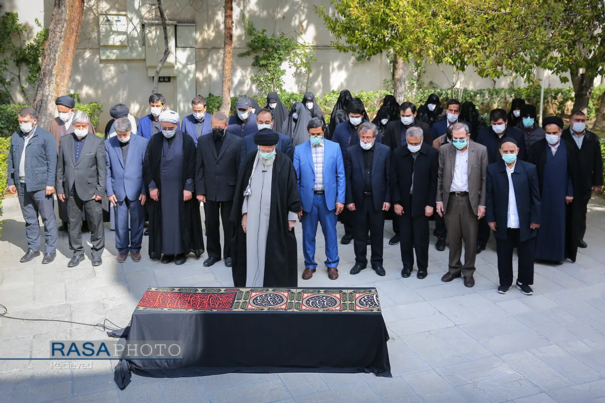 اقامه نماز رهبر انقلاب بر پیکر همسر شهید آیت&zwnj;الله مطهری