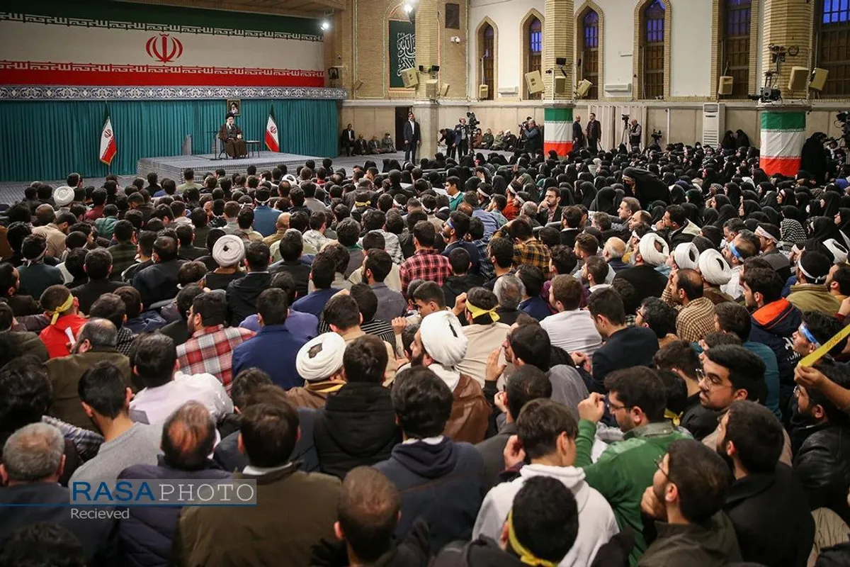 دیدار جمعی از رأی اولی&zwnj;ها و خانواده&zwnj;های شهدا با رهبر انقلاب