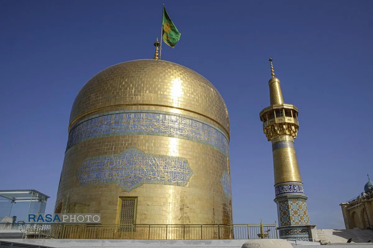 آیین تعویض پرچم گنبد منور رضوی در روز میلاد حضرت امام رضا (علیه&zwnj;السلام)