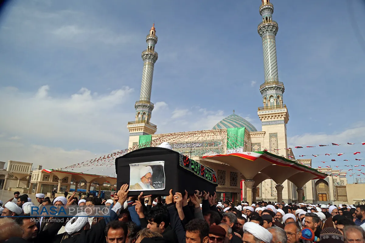 تشییع پیکر آیت الله طبرسی در قم