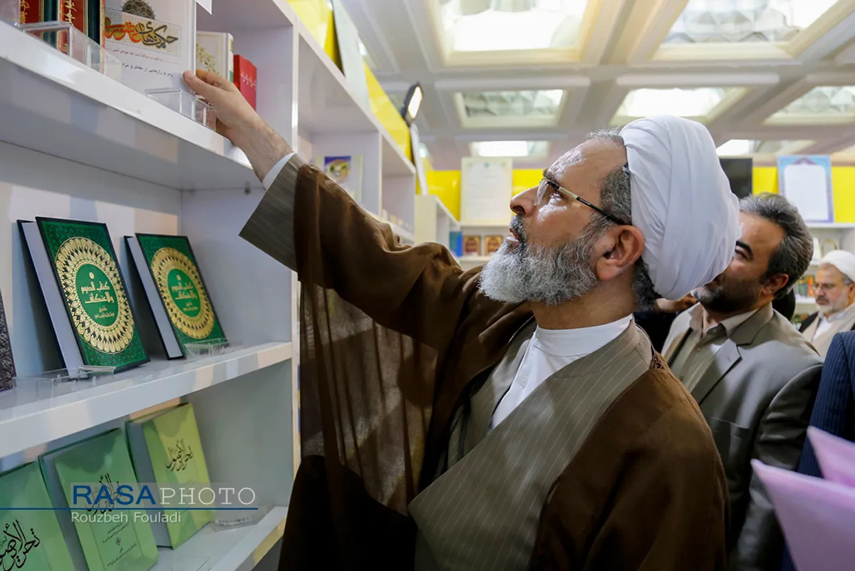 بازدید آیت الله اعرافی مدیر حوزه&zwnj;های علمیه از نمایشگاه بین المللی کتاب