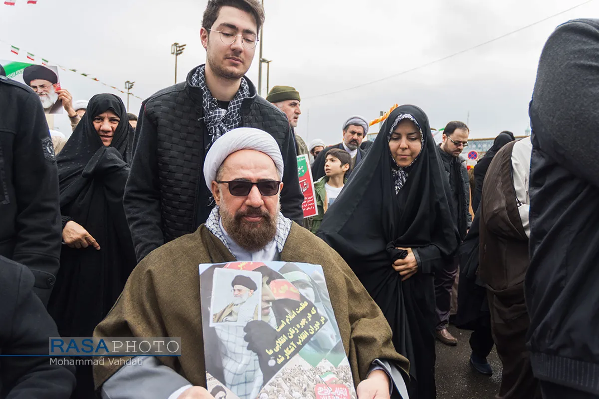 پا به پای انقلاب در ۴۰ سالگی | حضور طلبه&zwnj;ی جانباز در راهپیمایی ۲۲ بهمن ۴۰ سالگی انقلاب