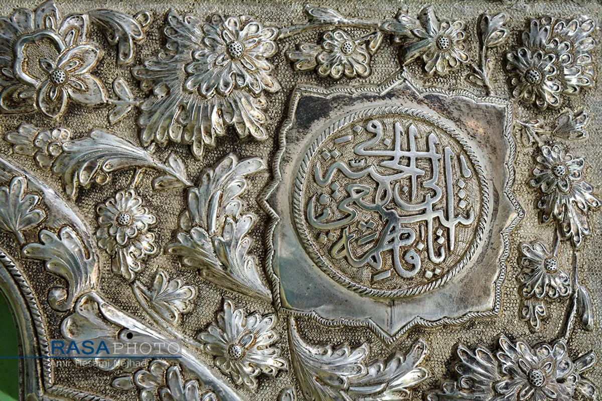 گل&zwnj;آرایی ضریح مطهر حضرت معصومه (س) در شب میلاد پیامبر اعظم (ص)