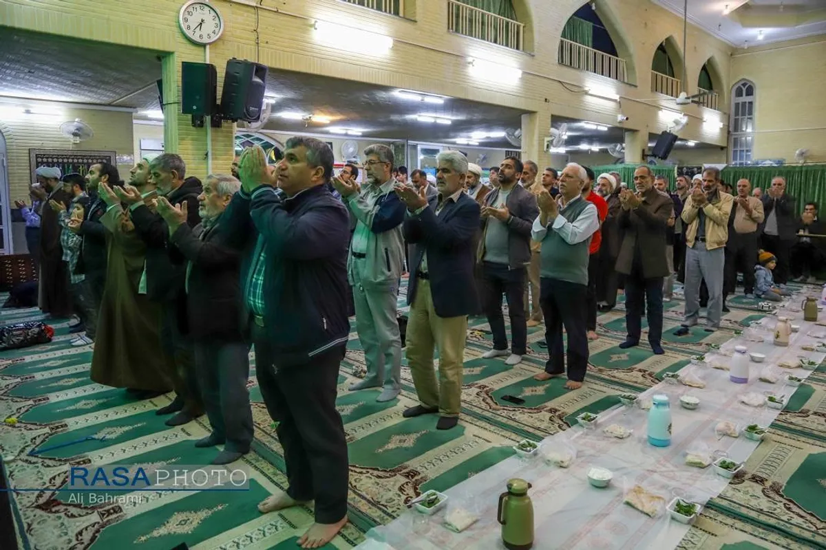 سنت حسنه اطعام روزه&zwnj;داران با سفره افطاری ساده در مسجد