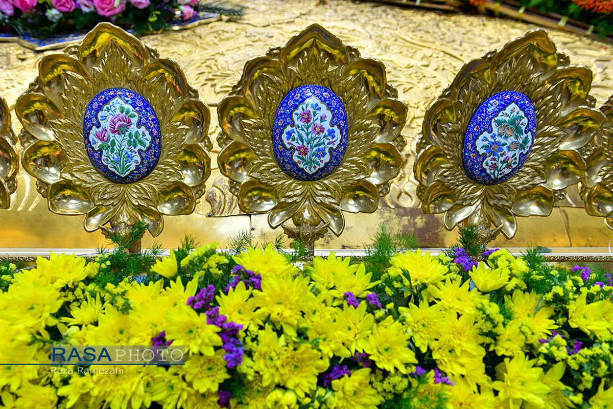 گل&zwnj;آرایی ضریح مطهر حضرت معصومه (س) در شب میلاد امام رضا (علیه السلام)