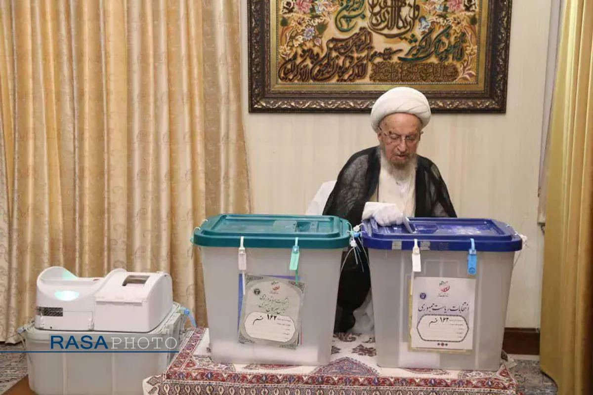 حضور حضرت آیت الله مکارم شیرازی در پای صندوق رای