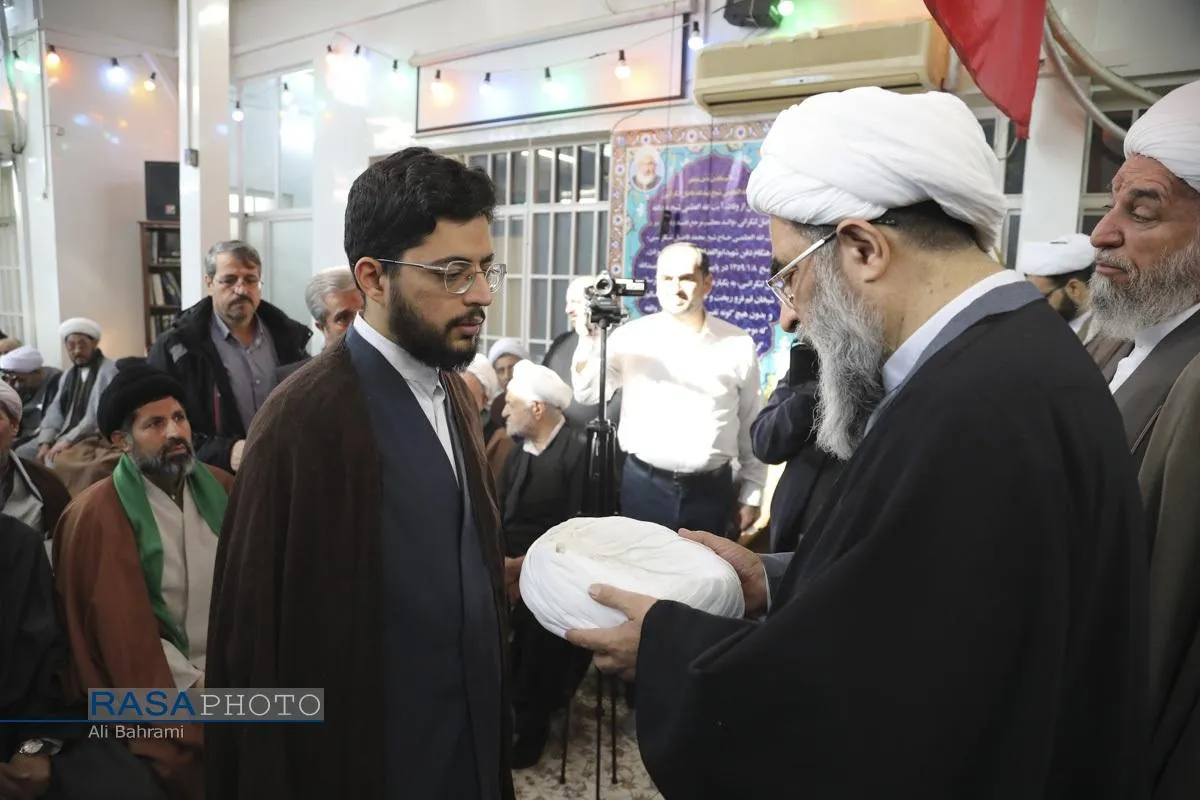 مراسم عمامه گذاری جمعی از طلاب حوزه علمیه قم در روز مبعث