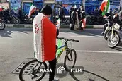 حضور نسل سوم انقلاب با دوچرخه در راهپیمایی
