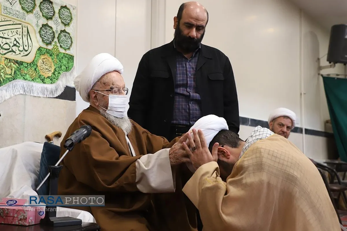 جشن عمامه&zwnj;گذاری طلاب در بیوت مراجع تقلید به&zwnj;مناسبت روز میلاد حضرت زهرا (سلام&zwnj;الله&zwnj;علیها)