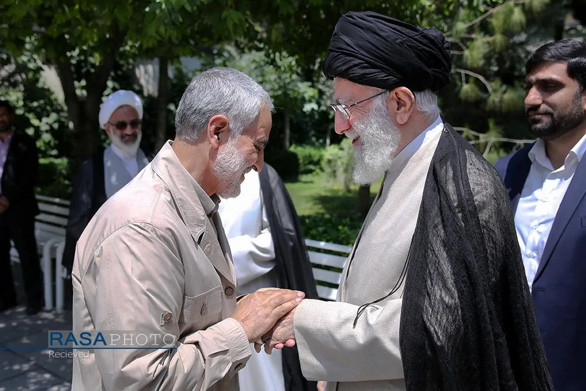 مجموعه&zwnj;ای از عکس&zwnj;های سردار شهید حاج قاسم سلیمانی در کنار رهبر معظم انقلاب