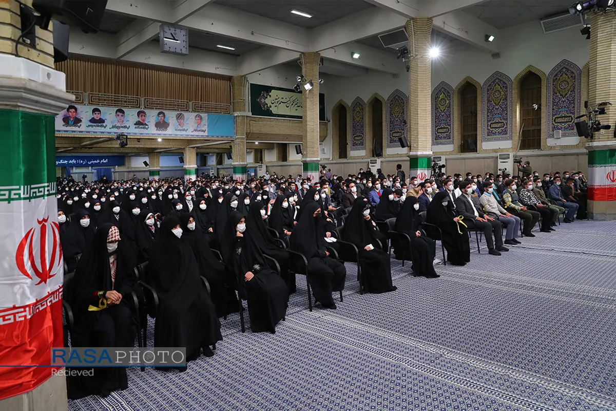 دیدار جمعی از دانش&zwnj;آموزان با مقام معظم رهبری1
