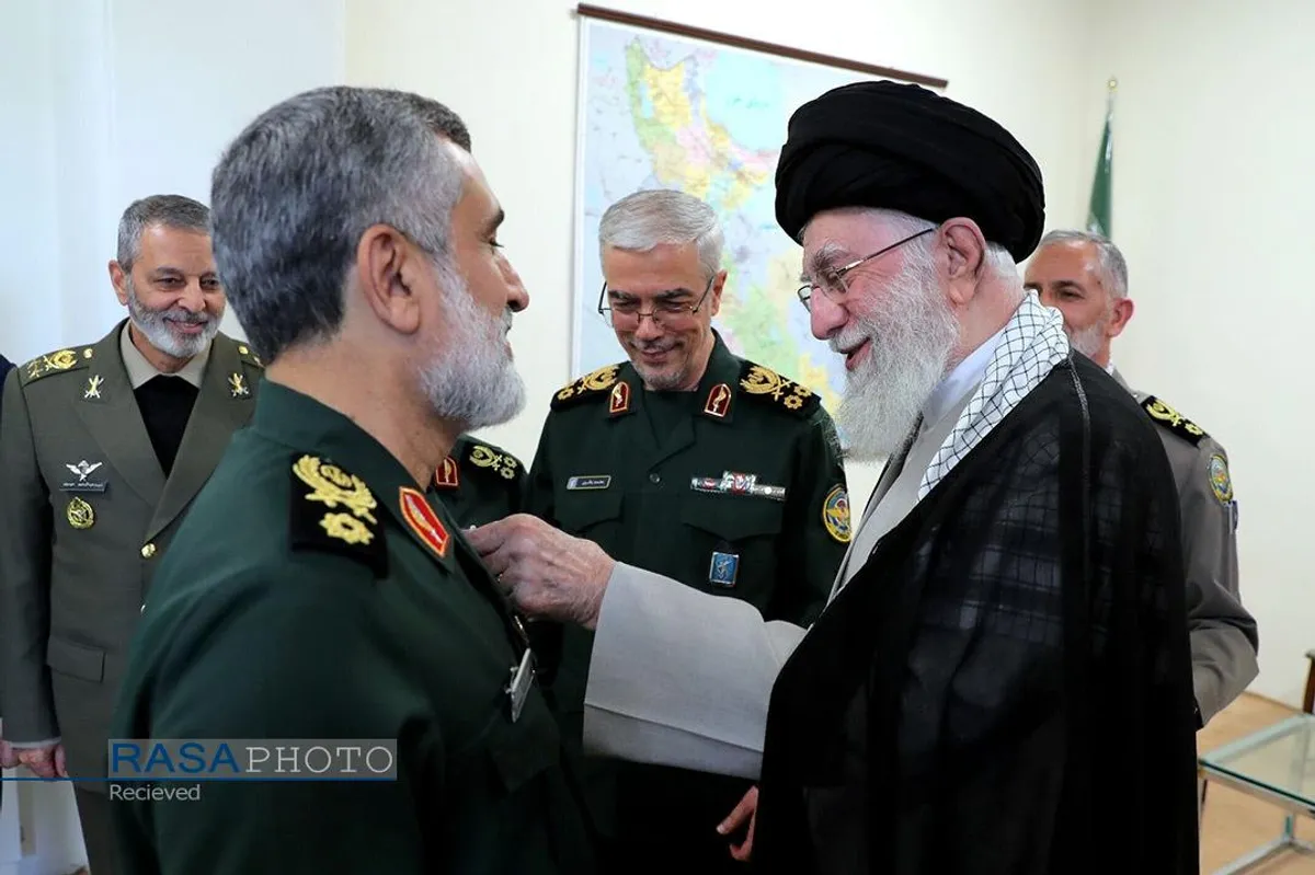 اعطای نشان فتح به سردار حاجی&zwnj;زاده فرمانده نیروی هوافضای سپاه