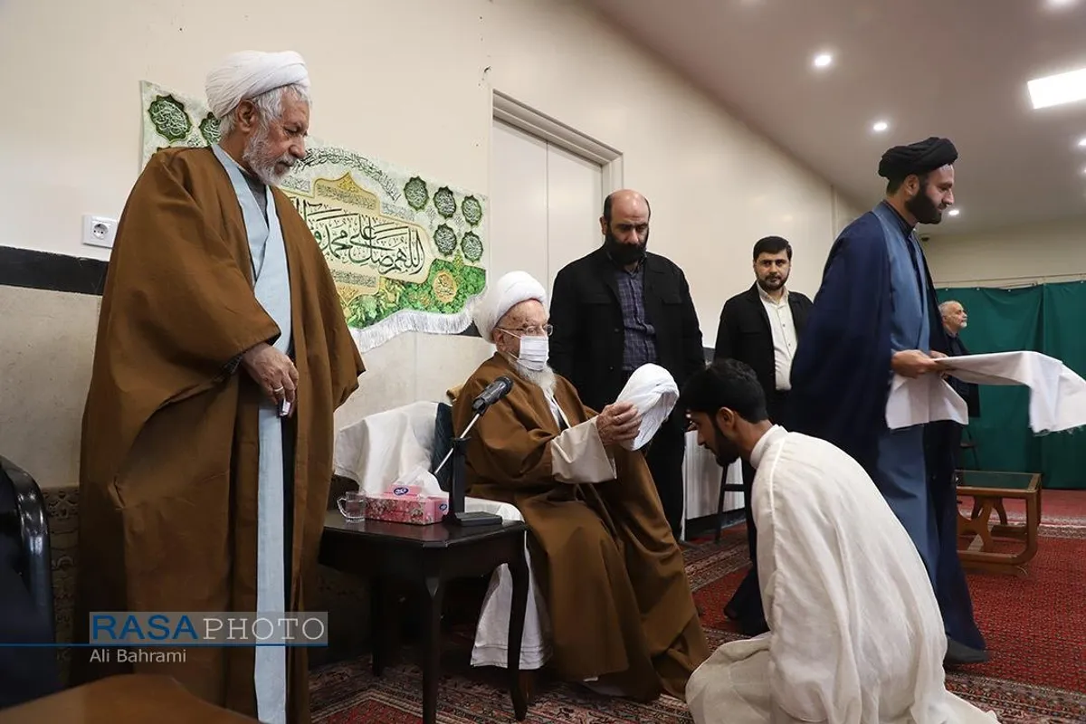 جشن عمامه&zwnj;گذاری طلاب در بیوت مراجع تقلید به&zwnj;مناسبت روز میلاد حضرت زهرا (سلام&zwnj;الله&zwnj;علیها)