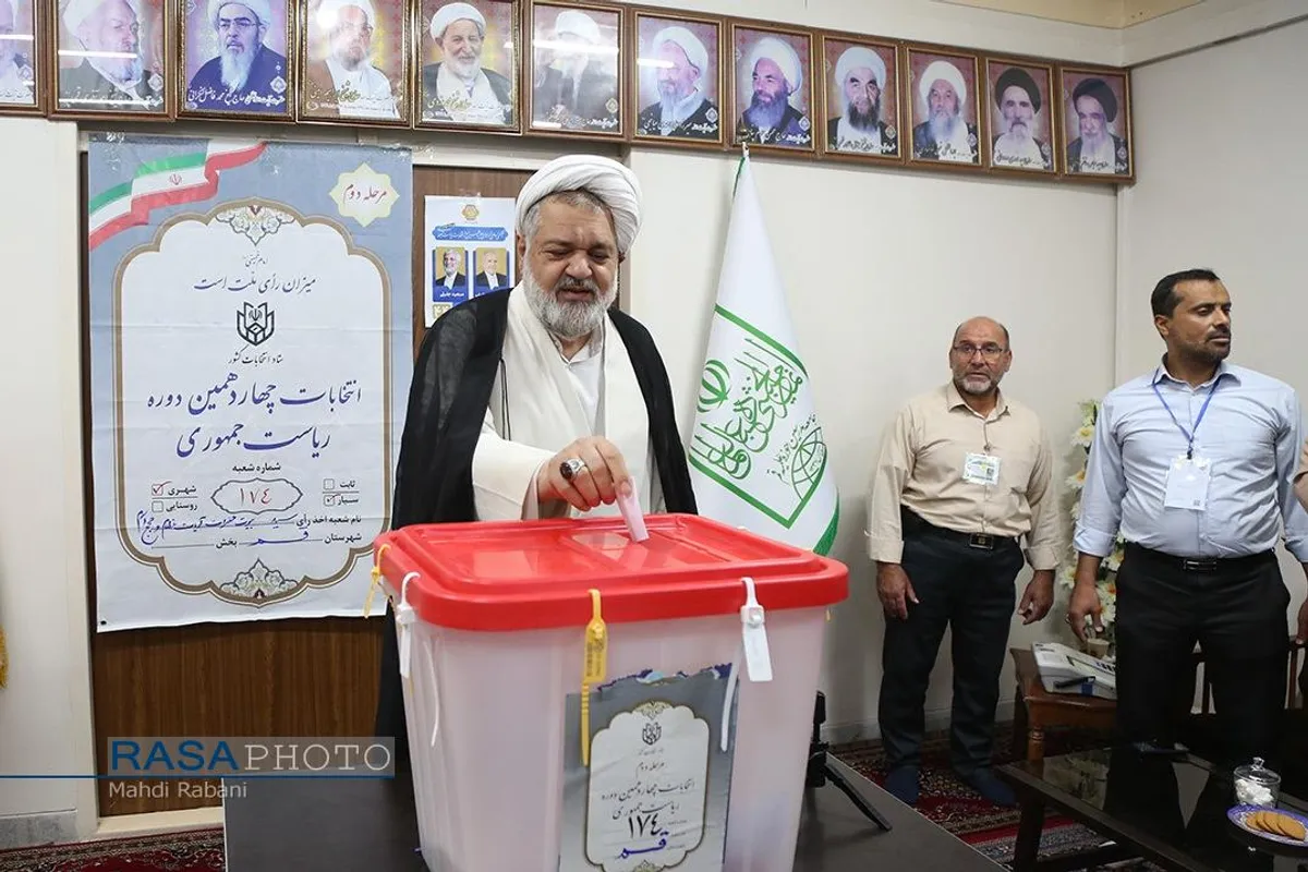 حضور حجت الاسلام والمسلمین جمشیدی در پای صندوق رای دومین دوره چهاردهمین انتخابات ریاست جمهوری
