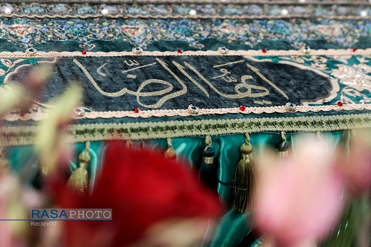 آیین تعویض پرچم گنبد منور رضوی در روز میلاد امام رضا(علیه&zwnj;السلام)