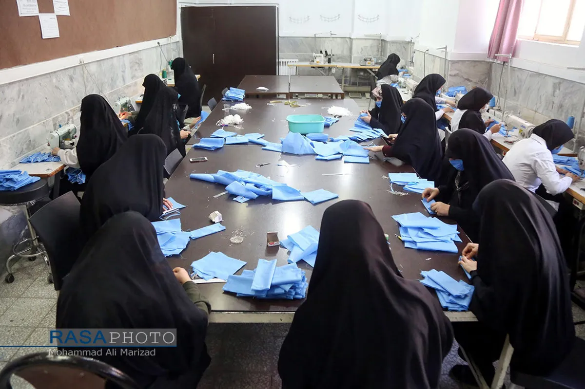کارگاه تولید ۴۰۰۰ ماسک و گان توسط بسیج دانشجویی در قم