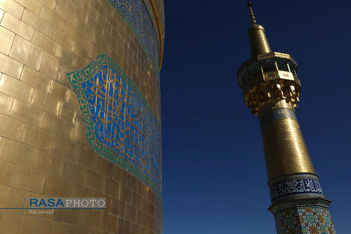 آیین تعویض پرچم گنبد منور رضوی در روز میلاد امام رضا(علیه&zwnj;السلام)