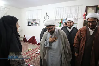 دیدار و تکریم خانواده شهدا با حضور جمعی از طلاب در بیرجند&lrm;