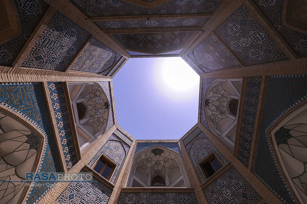 هشتی؛ قسمتی از عمارت که پشت دروازه واقع شده و هشت گوش است؛ فضایی که ارتباط بیرون با درون بنا را از طریق دالان برقرار می کند | حوزه علمیه صدر بازار اصفهانحوزه علمیه صدر بازار اصفهان