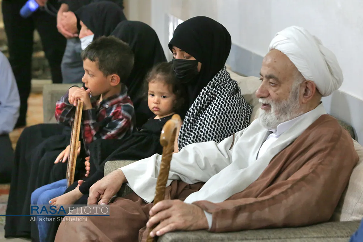 دیدار حجت الاسلام والمسلمین قرائتی با خانواده شهدای روحانی حرم رضوی