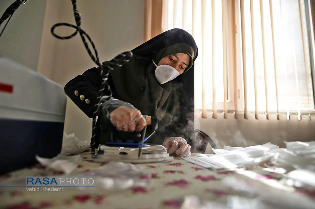 تولید ماسک و لباس بیمارستانی توسط بانوان جهادگر خراسان شمالی&lrm;