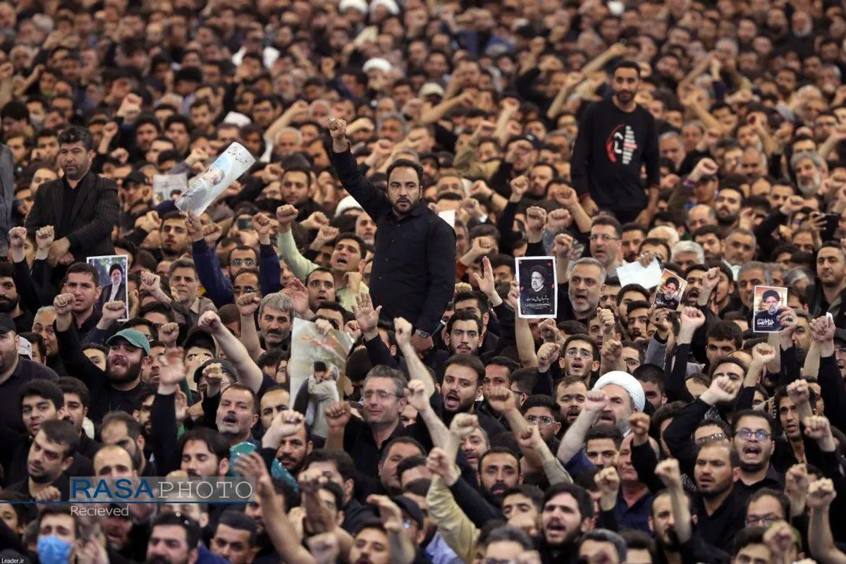 اقامه نماز توسط رهبر معظم انقلاب بر پیکر شهدای خدمت