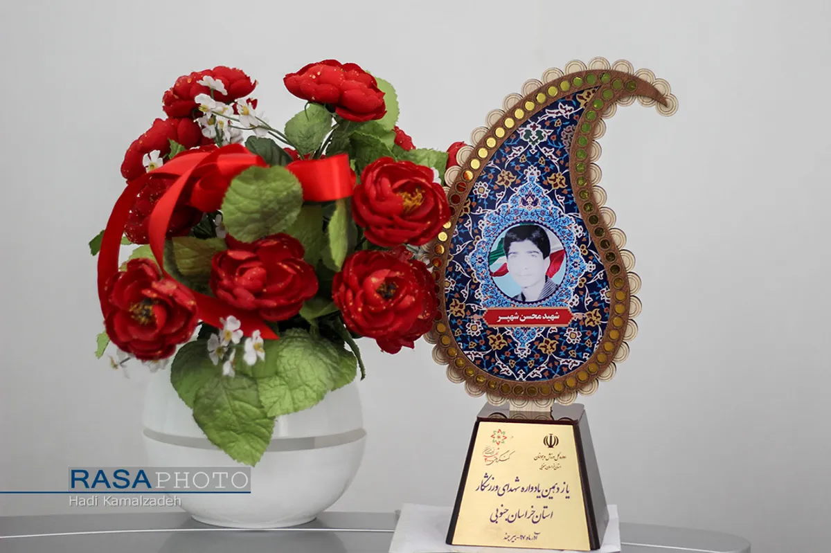 دیدار و تکریم خانواده شهدا با حضور جمعی از طلاب در بیرجند&lrm;