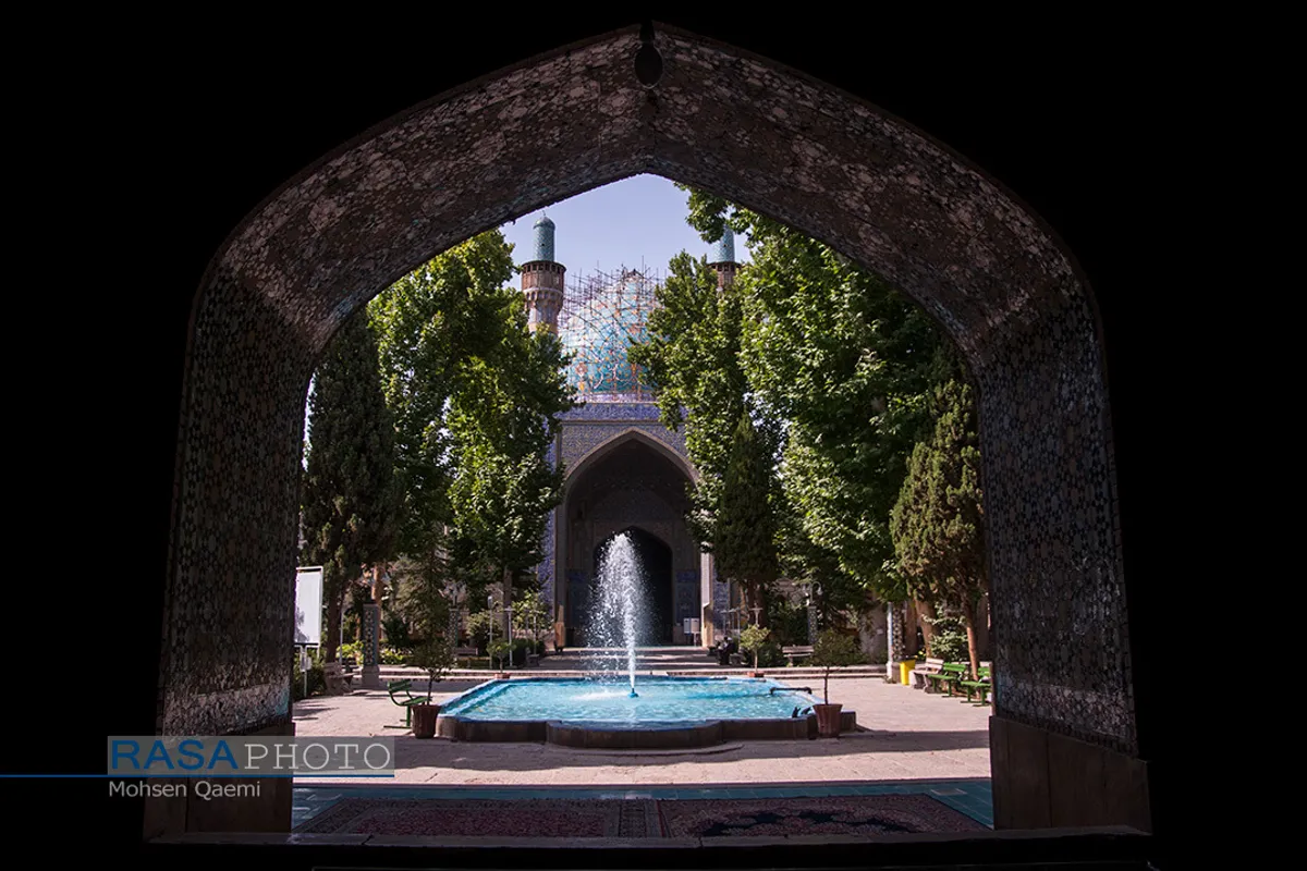 نمایی از داخل فضای مدخل روبروی محراب اصلی، از میانسرا (صحن اصلی، حیاط مرکزی) و حوض
 | مدرسه علمیه تاریخی حضرت امام صادق(ع) (مدرسه چهارباغ اصفهان) 