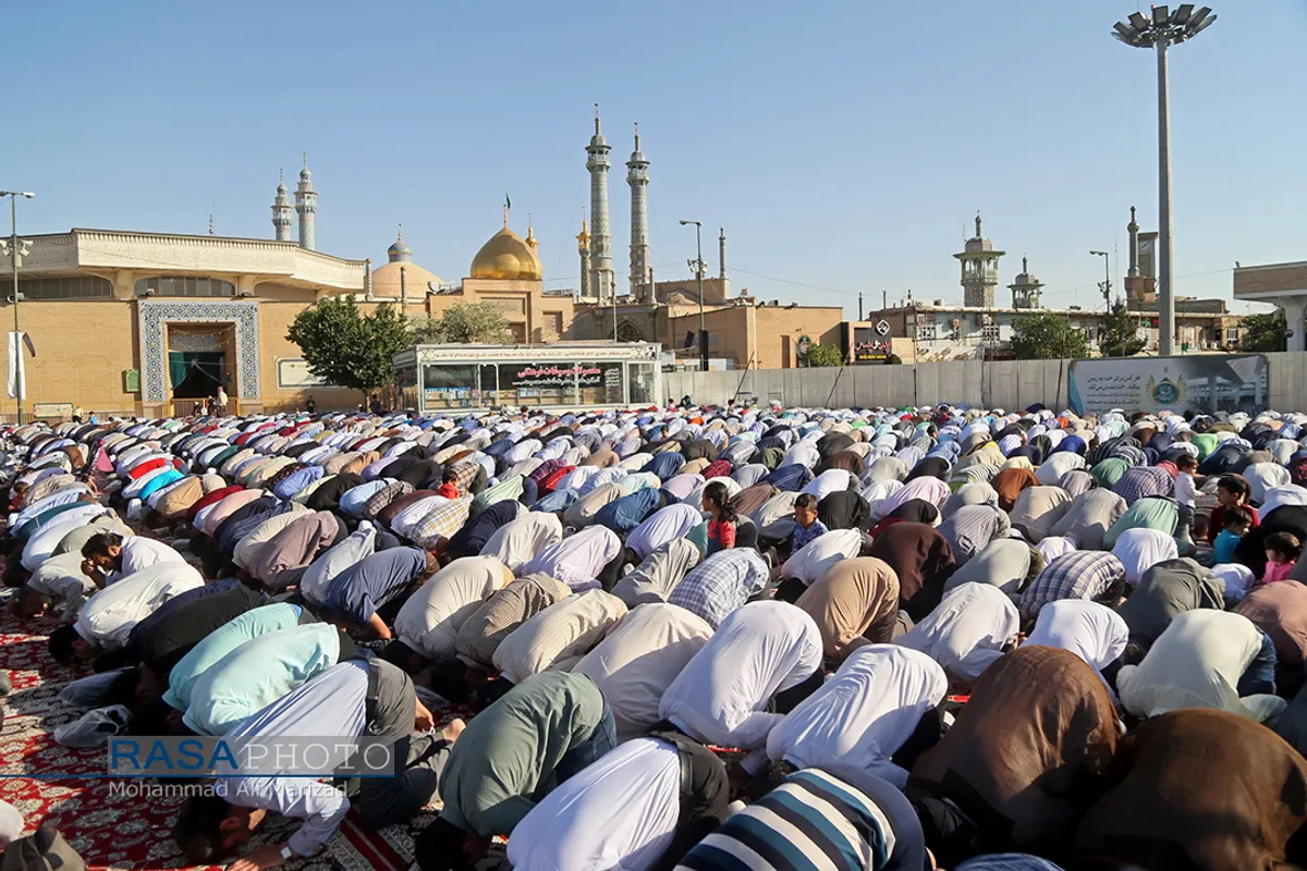نماز عید فطر در حرم حضرت فاطمه معصومه (سلام الله علیها)