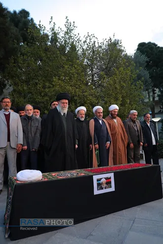 اقامه نماز توسط رهبر معظم انقلاب بر پیکر آیت&zwnj;الله امامی کاشانی